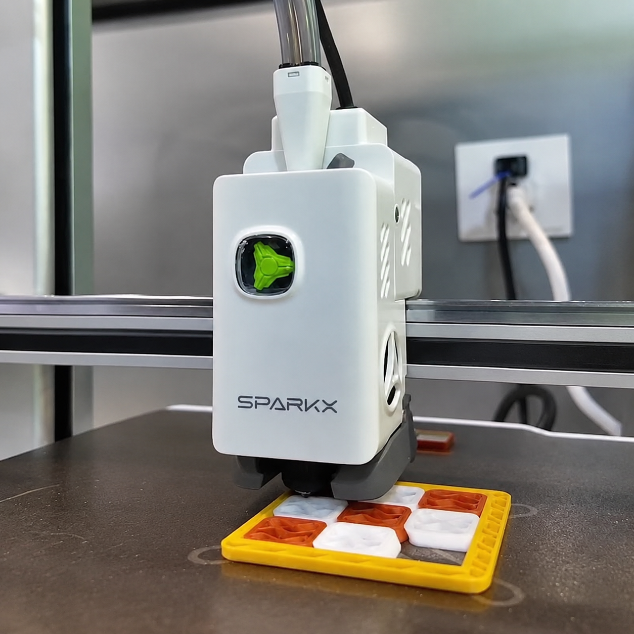 Extrusor SparkX imprimiendo una pieza multicolor