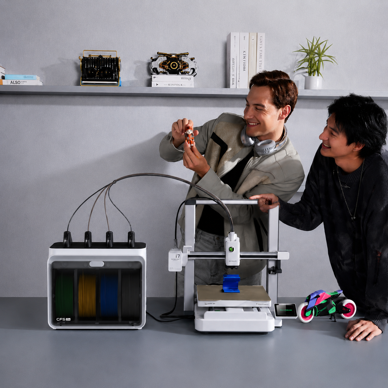 Dos creadores usando la impresora 3D Creality SparkX i7 con CFS Lite